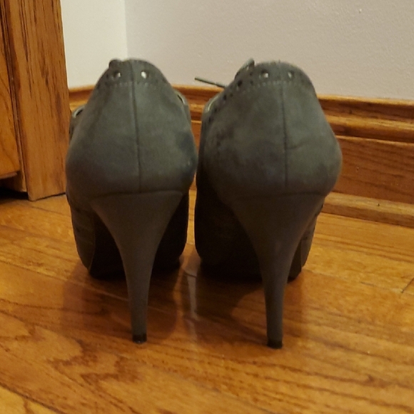 Apostrophe Gray Oxford Heels with Brogue Detailing - Picture 12 of 12
